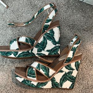 Adorable palm leaf Gianni Bini wedges